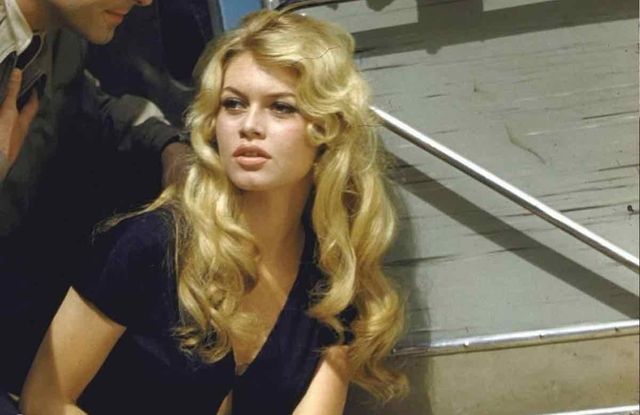 Brigitte Bardot: La Canzone Iconica che Ha Ispirato le Feste per Decenni