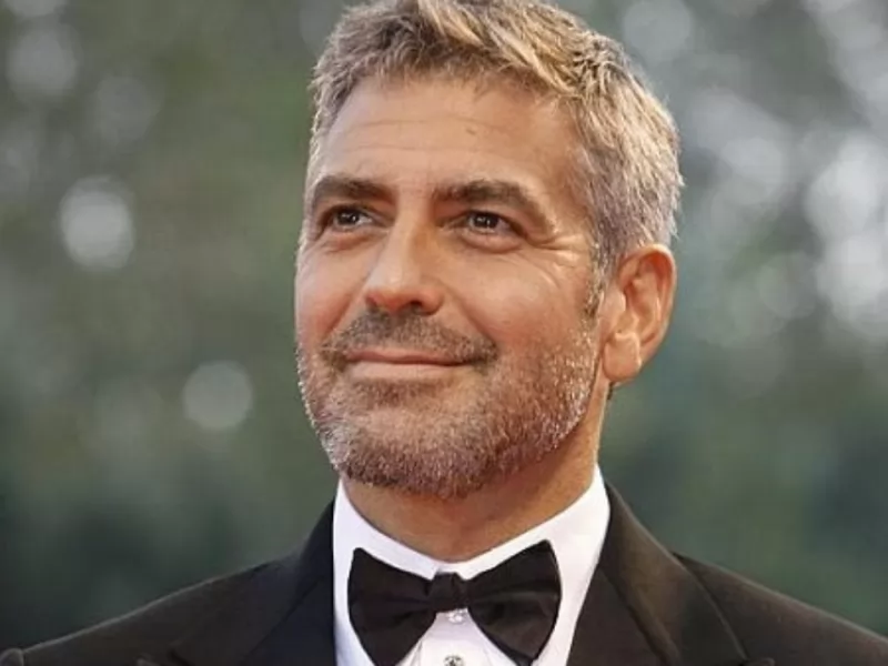 George Clooney rinuncia ai baci sul set: la decisione dopo una conversazione con la moglie