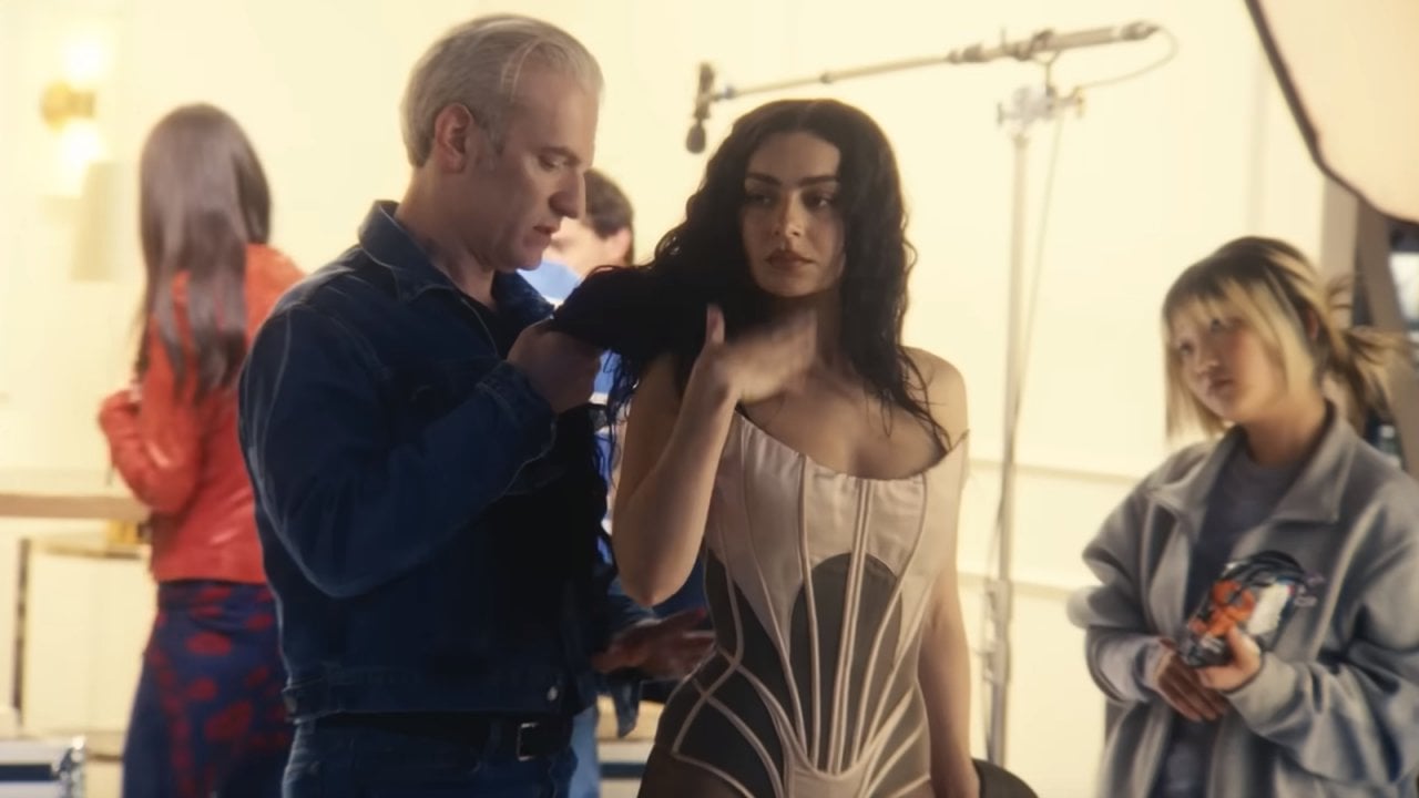 Charli XCX: La sua prima esperienza da attrice nel film The Moment
