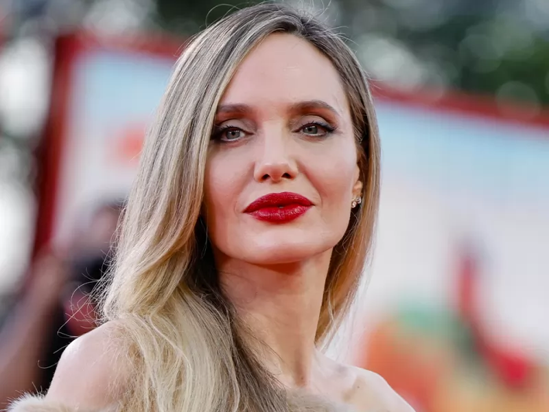 Angelina Jolie rivela le cicatrici della mastectomia per ispirare gli altri